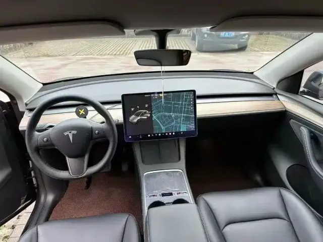 Tesla Model Y — Фото автомобиля 6