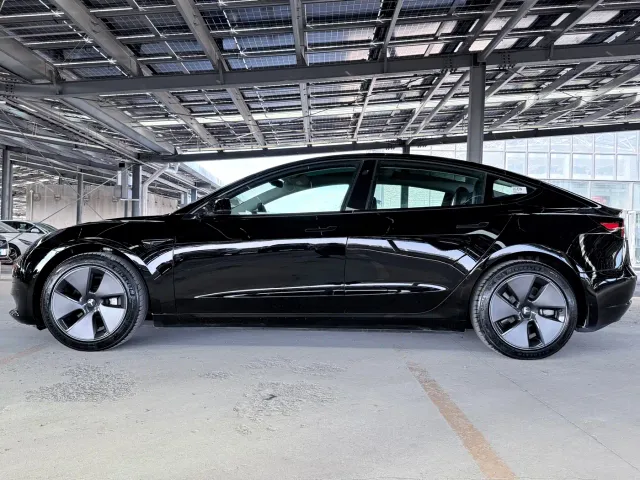 Tesla Model 3 — Фото автомобиля 4