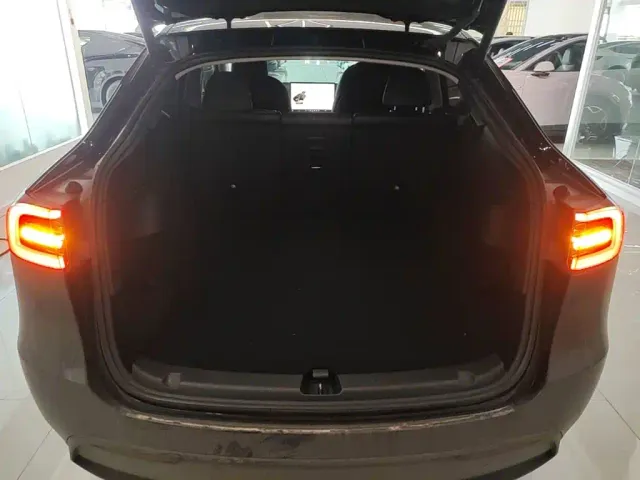 Tesla Model Y — Фото автомобиля 18
