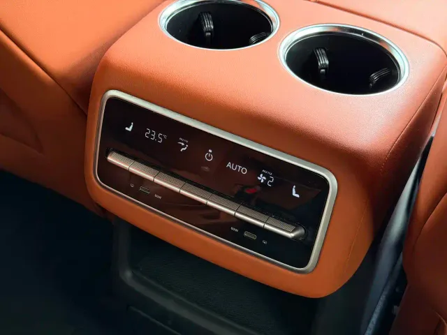 Li Auto L8 — Фото автомобиля 14