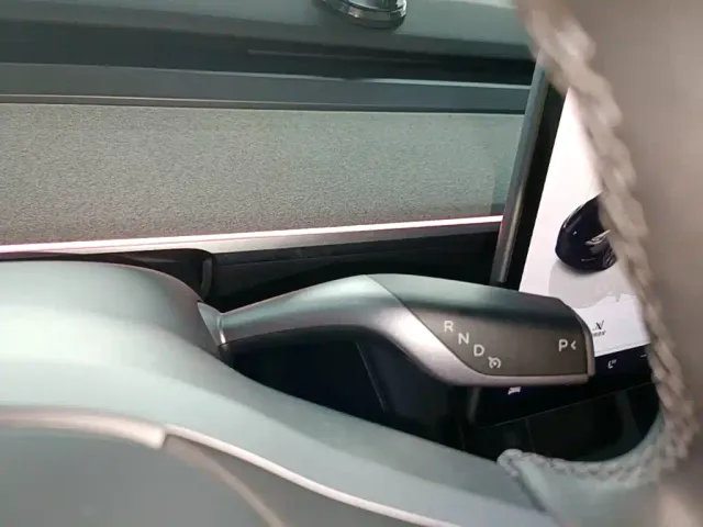 Tesla Model Y — Фото автомобиля 9