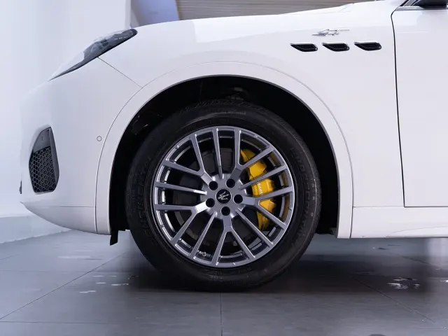 Maserati Grecale — Фото автомобиля 9