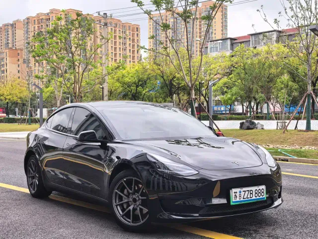 Tesla Model 3 — Фото автомобиля 3