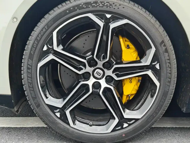 Xiaomi SU7 — Фото автомобиля 13