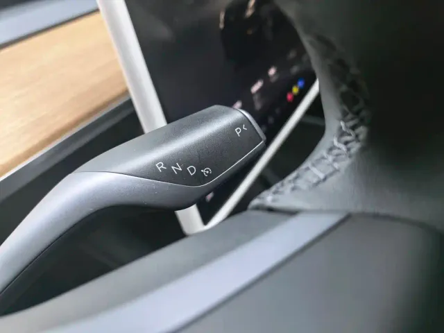 Tesla Model 3 — Фото автомобиля 12