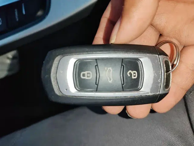 Tesla Model 3 — Фото автомобиля 8