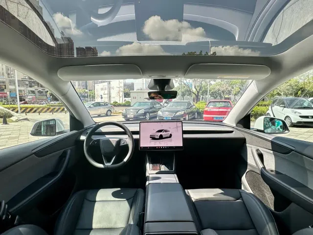 Tesla Model Y — Фото автомобиля 16