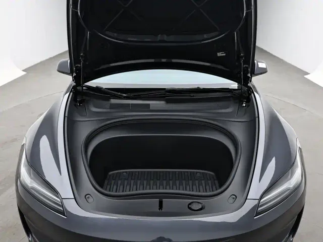 Tesla Model 3 — Фото автомобиля 15