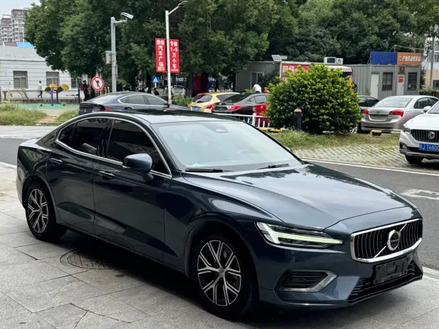 Volvo S60 — Фото автомобиля 9