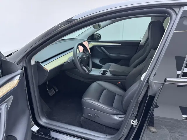 Tesla Model Y — Фото автомобиля 16