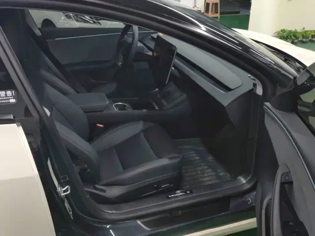 Tesla Model 3 — Фото автомобиля 24