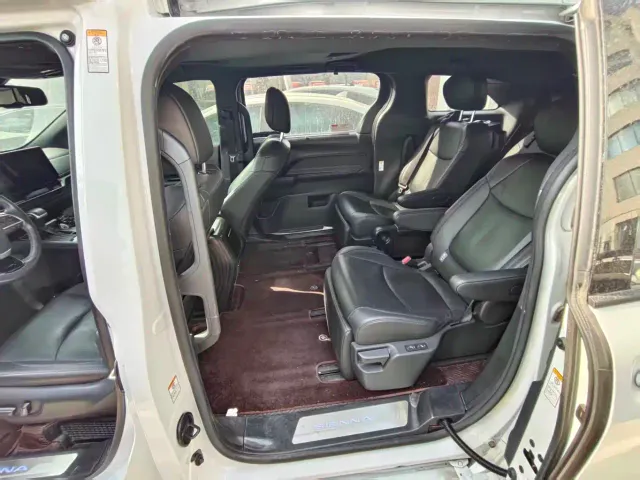 Toyota Sienna — Фото автомобиля 6