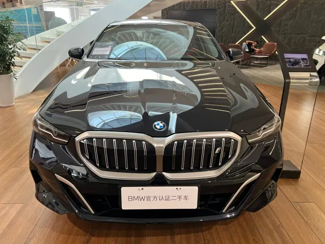 BMW i5 — Фото автомобиля 2