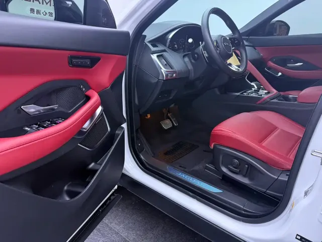 Jaguar E-PACE — Фото автомобиля 4