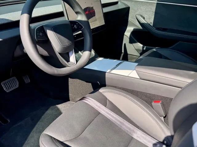 Tesla Model 3 — Фото автомобиля 9