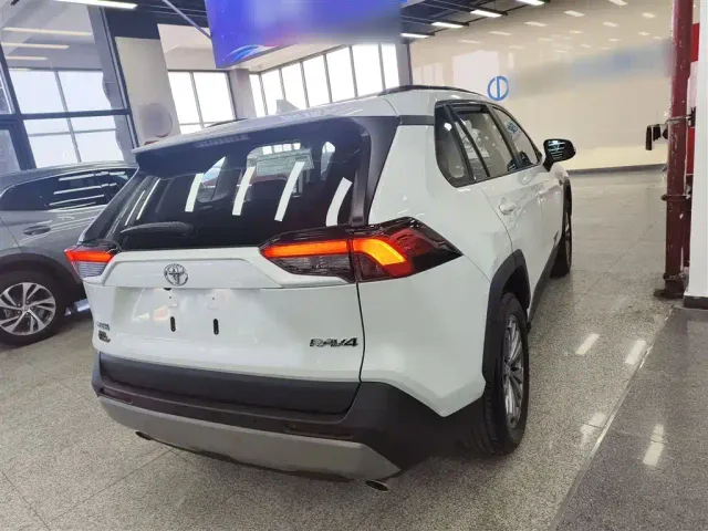 Toyota RAV4 — Фото автомобиля 4