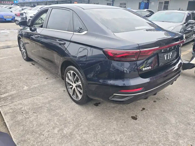 Geely Emgrand — Фото автомобиля 15