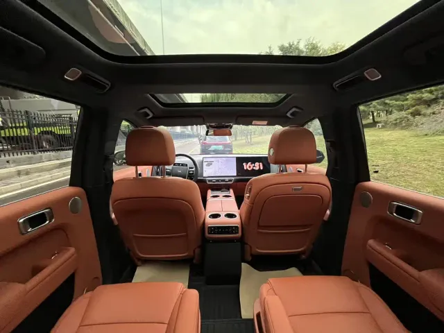 Li Auto L8 — Фото автомобиля 12
