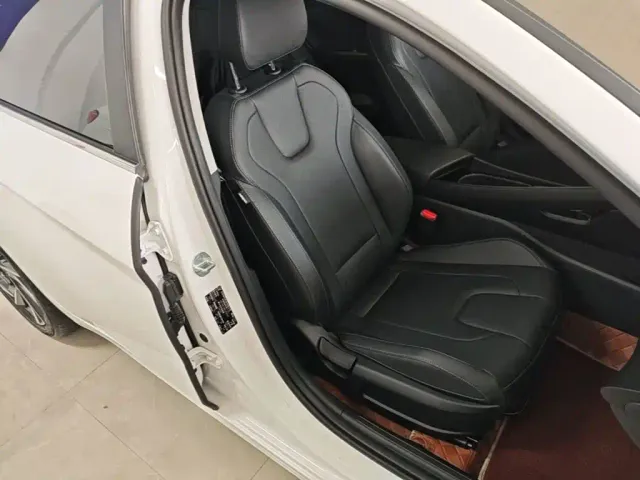 Hyundai Elantra — Фото автомобиля 24