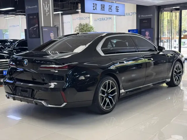 BMW 7 Series — Фото автомобиля 13