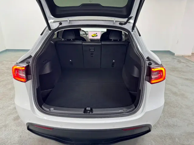 Tesla Model Y — Фото автомобиля 18