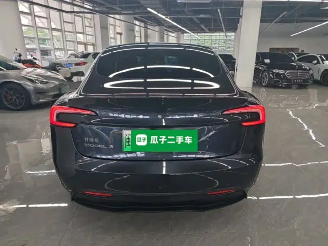 Tesla Model 3 — Фото автомобиля 5
