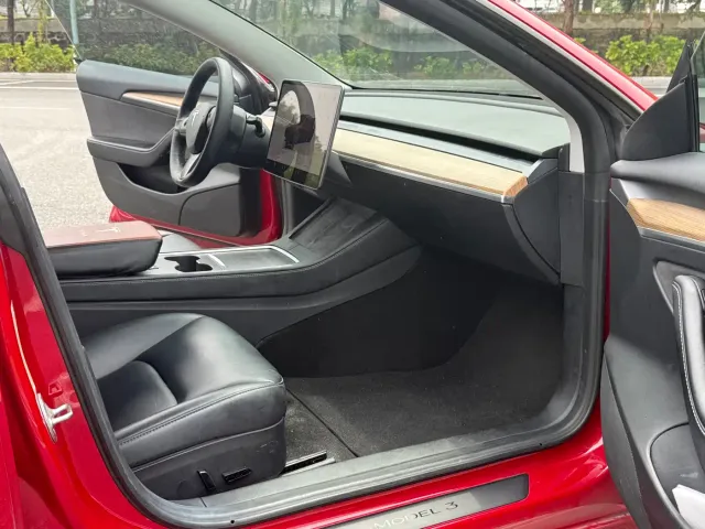 Tesla Model 3 — Фото автомобиля 7
