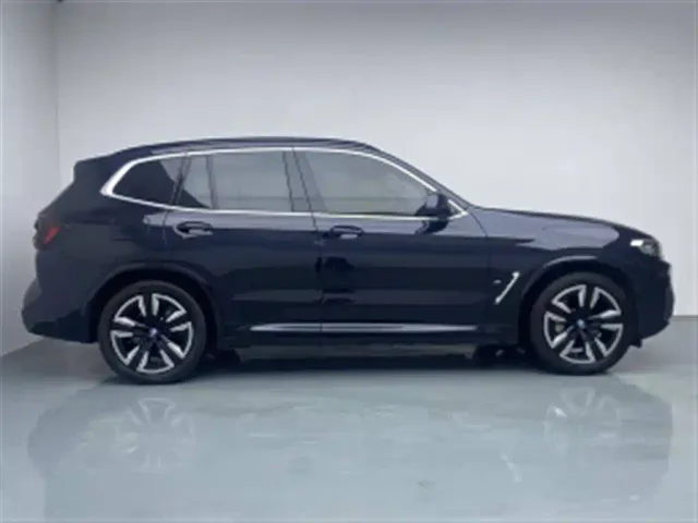 BMW iX3 — Фото автомобиля 8