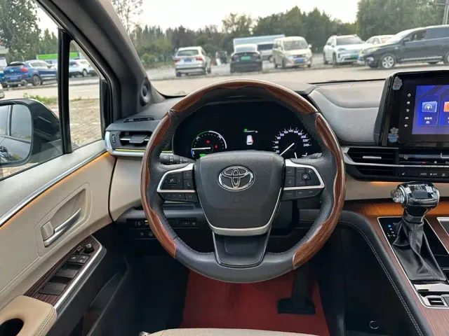 Toyota Sienna — Фото автомобиля 22