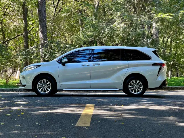 Toyota Granvia 2024 2.5L Hybrid Comfort — Фото автомобиля 17