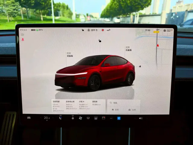 Tesla Model Y — Фото автомобиля 13