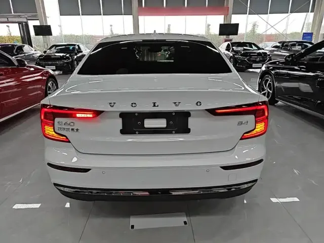 Volvo S60 — Фото автомобиля 5