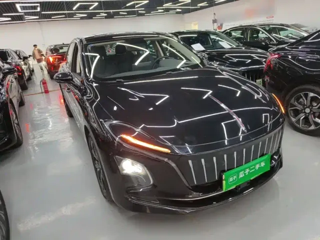 Hongqi E-QM5 — Фото автомобиля 3