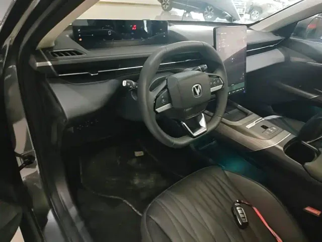 Changan Eado PHEV — Фото автомобиля 9