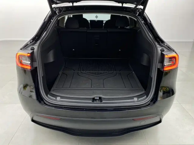 Tesla Model Y — Фото автомобиля 30