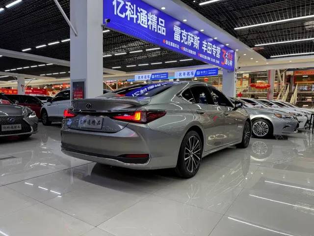 Lexus ES — Фото автомобиля 5