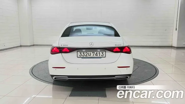 Mercedes-Benz E-Class — Фото автомобиля 3