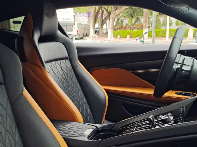 Aston Martin DB12 — Фото автомобиля 10