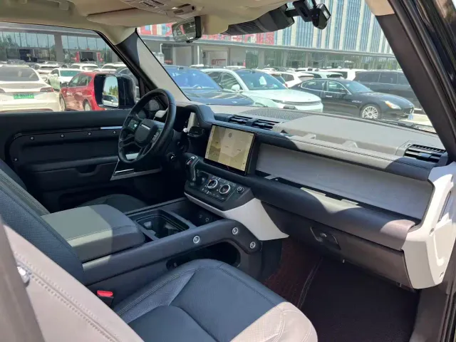 Land Rover Defender — Фото автомобиля 9