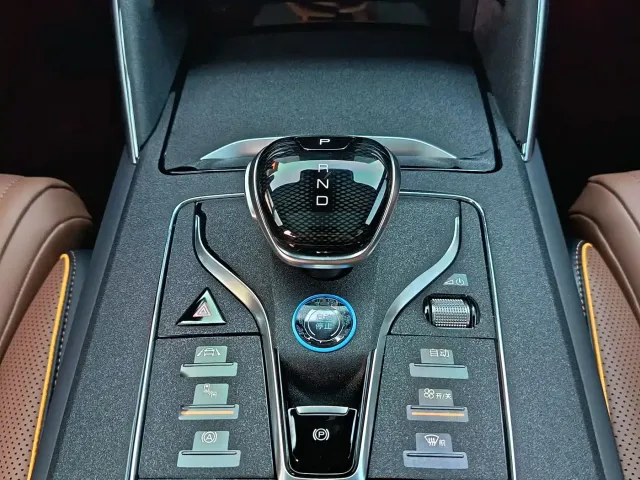 BYD Tang — Фото автомобиля 15