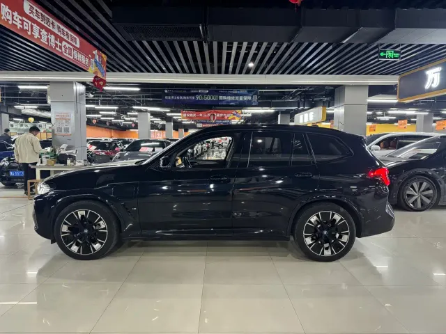 BMW iX3 — Фото автомобиля 3