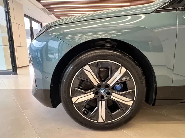 BMW iX — Фото автомобиля 4