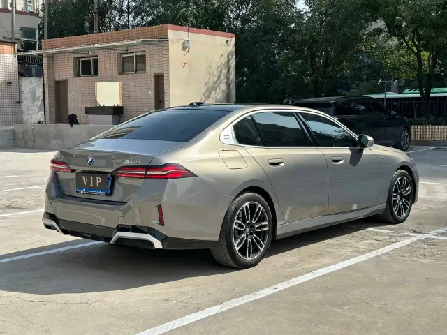 BMW 5 Series — Фото автомобиля 9