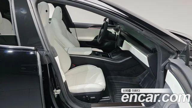 Tesla Model S — Фото автомобиля 10
