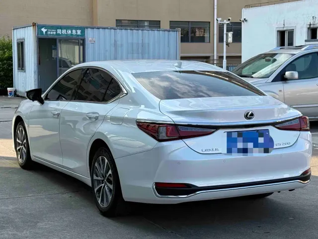 Lexus ES — Фото автомобиля 9