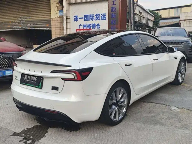 Tesla Model 3 — Фото автомобиля 8