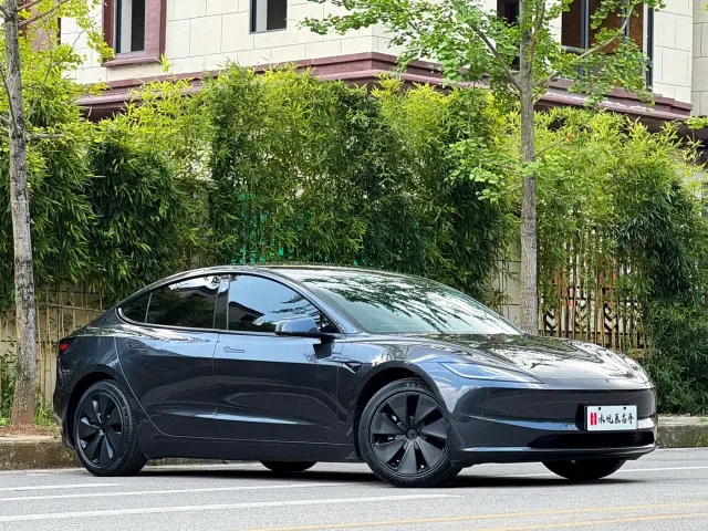 Tesla Model 3 — Фото автомобиля 3