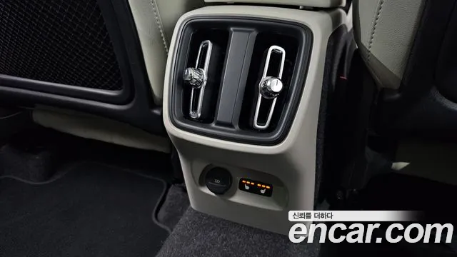 Volvo XC40 — Фото автомобиля 24