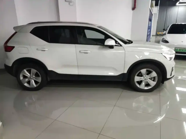 Volvo XC40 — Фото автомобиля 4