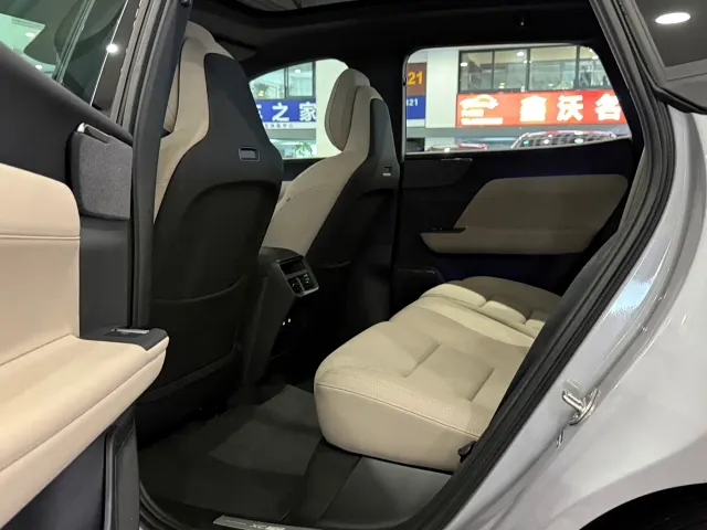 Volvo XC70 Plug-in Hybrid — Фото автомобиля 11
